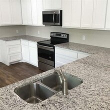 460 Pecan Hollow St in Ennis, TX - Foto de edificio - Building Photo