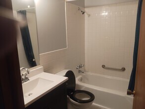 3814 Kaiser Ave NE, Unit 3814 Kaiser in Canton, OH - Foto de edificio - Building Photo