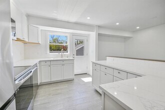 10 Brompton Pl, Unit A in Huntington Station, NY - Building Photo - Building Photo