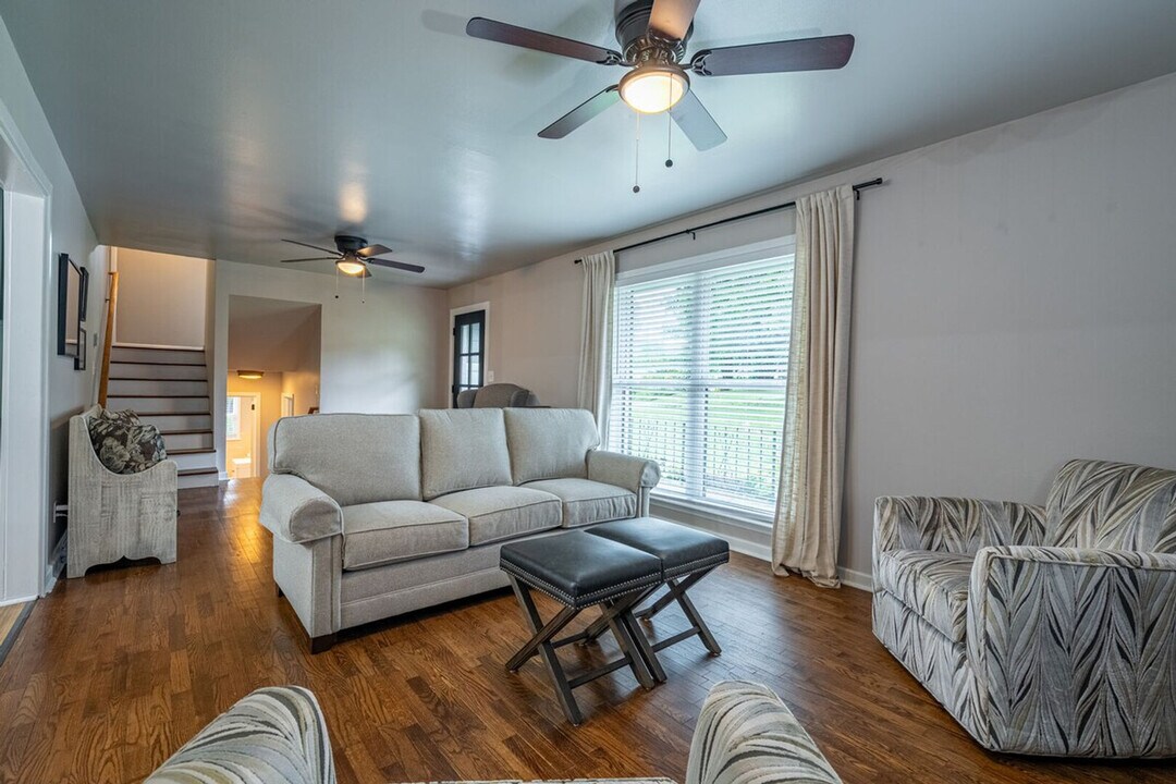 236 Pioneer Trail in Cartersville, GA - Foto de edificio