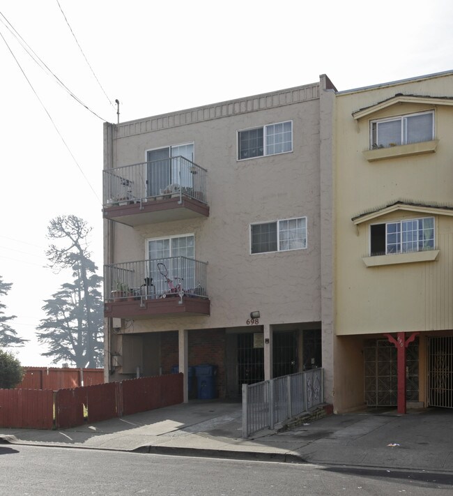 698 Villa St in Daly City, CA - Foto de edificio - Building Photo
