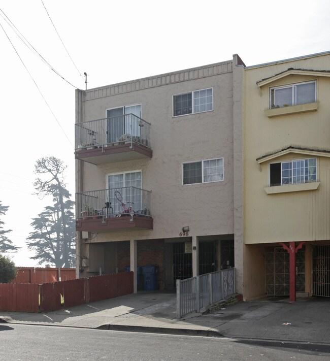 698 Villa St in Daly City, CA - Building Photo - Building Photo