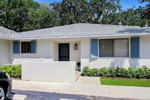 702 Club Dr in Palm Beach Gardens, FL - Building Photo