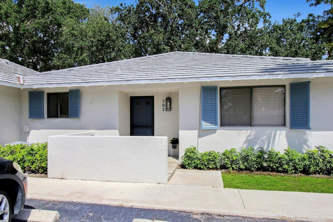 702 Club Dr in Palm Beach Gardens, FL - Building Photo