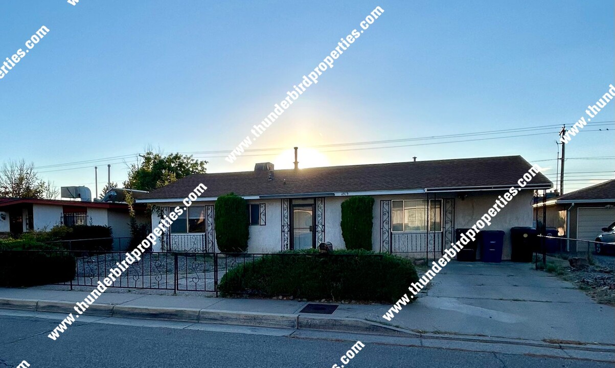 4909 Overland St NE in Albuquerque, NM - Building Photo