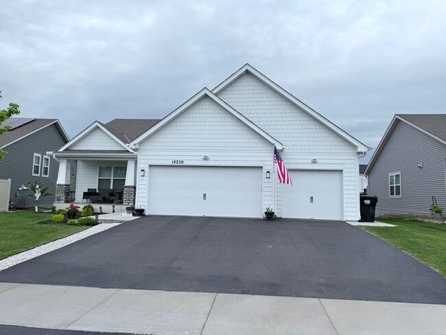 14250 Cheshire Ln N in Dayton, MN - Foto de edificio - Building Photo