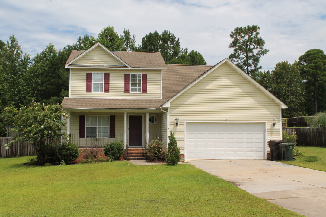 110 Isleworth Pl in Aberdeen, NC - Foto de edificio