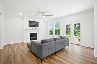 1349 Narrow Wy in Virginia Beach, VA - Building Photo - Building Photo