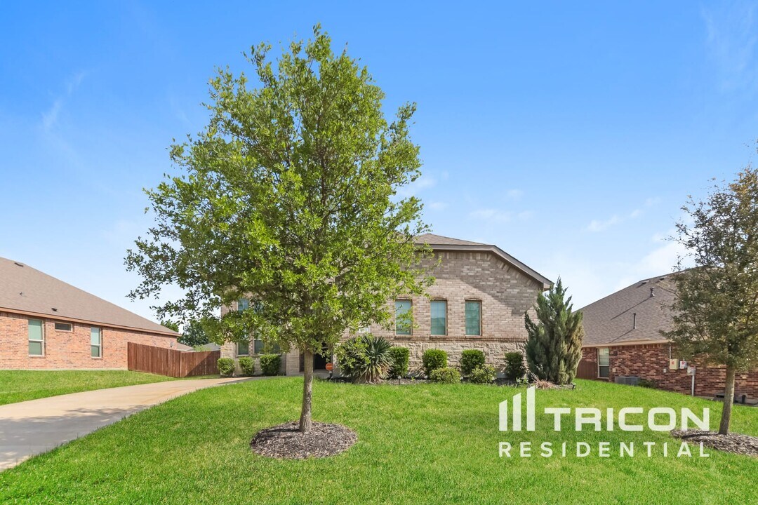 612 Golden Bell Dr in Glenn Heights, TX - Building Photo