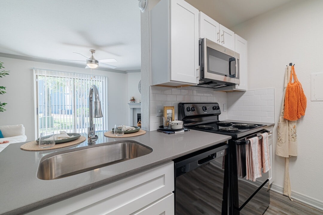 Rock Creek at Hollow Tree in Houston, TX - Building Photo