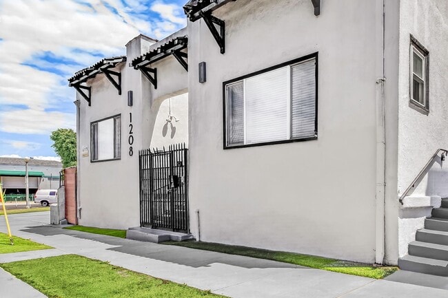 1208 Daisy Ave, Unit 09