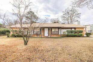 609 Forest Lake Dr in Warner Robins, GA - Building Photo
