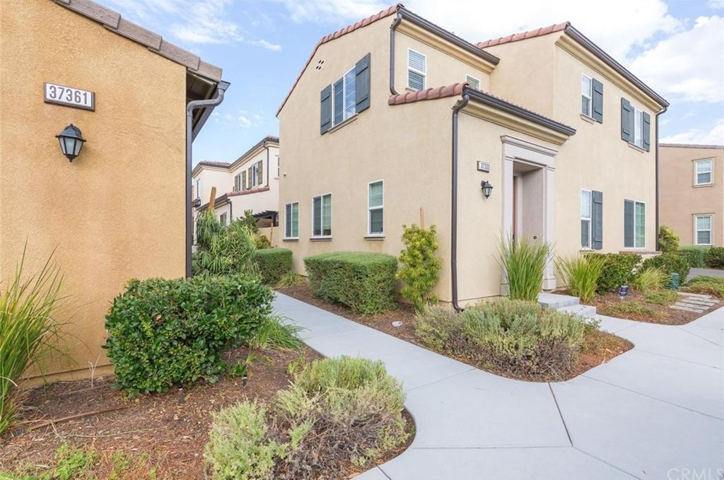 37337 Paseo Violeta in Murrieta, CA - Building Photo