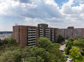 Richmond Hill Apartments in Richmond Hill, ON - Building Photo