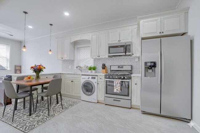 678 Liberty Ave in Jersey City, NJ - Building Photo - Building Photo