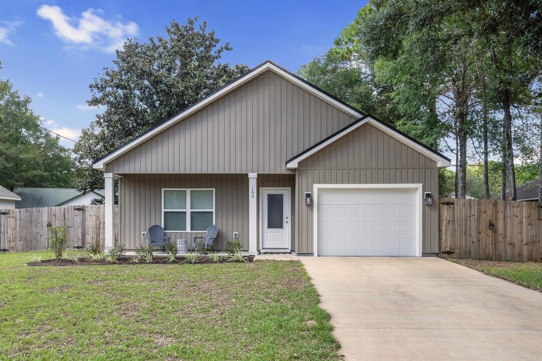 160 Oak Ln in Crestview, FL - Building Photo