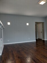 2525 E 72nd Pl in Chicago, IL - Foto de edificio - Building Photo