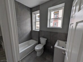 413 River Dr in Garfield, NJ - Building Photo - Building Photo