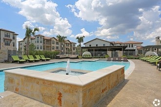 Marquis Cross Mountain in San Antonio, TX - Foto de edificio - Building Photo