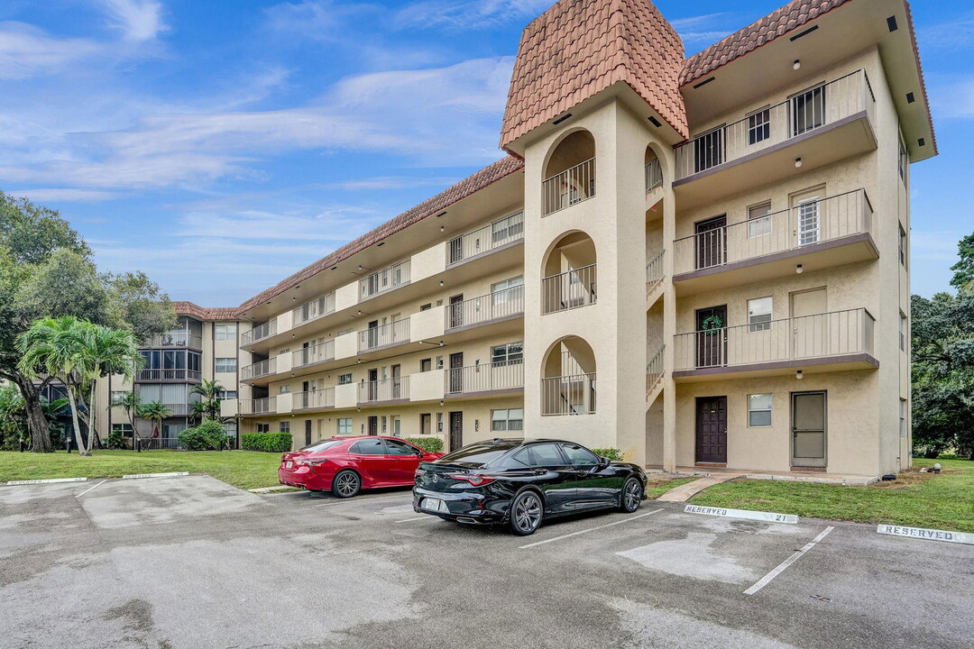 6200 S Falls Cir Dr in Lauderhill, FL - Building Photo