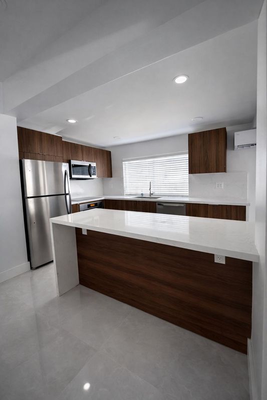 916 NE 2nd St in Hallandale Beach, FL - Foto de edificio - Building Photo