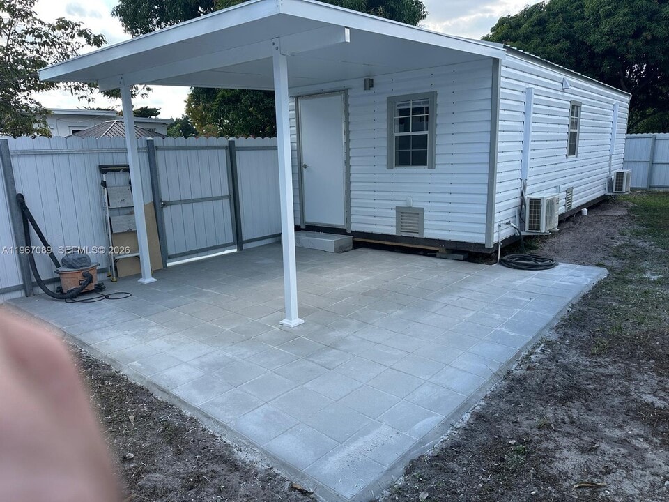 235 W 16th St in Hialeah, FL - Building Photo