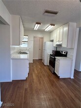 6236 Silverfield Dr in Las Vegas, NV - Building Photo - Building Photo