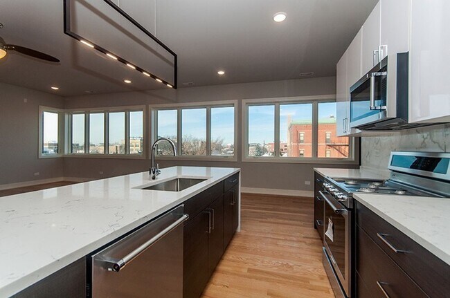 1639 W Grand Ave in Chicago, IL - Building Photo - Building Photo