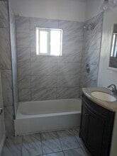 1640 E 49th St, Unit 2 in Los Angeles, CA - Foto de edificio - Building Photo