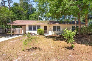1302 NE 14th Ter in Gainesville, FL - Building Photo