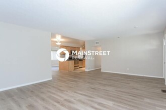 2848 S Grape Way in Denver, CO - Foto de edificio - Building Photo