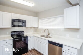 5060 E Newton Dr in Las Vegas, NV - Building Photo - Building Photo