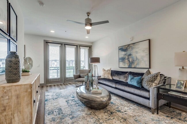 4020 McEwen Rd in Dallas, TX - Building Photo - Building Photo