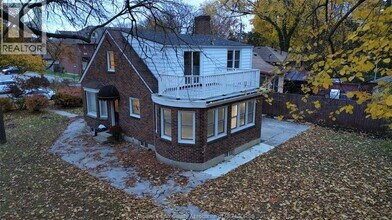 909 Monmouth Rd in Windsor, ON - Foto de edificio - Building Photo