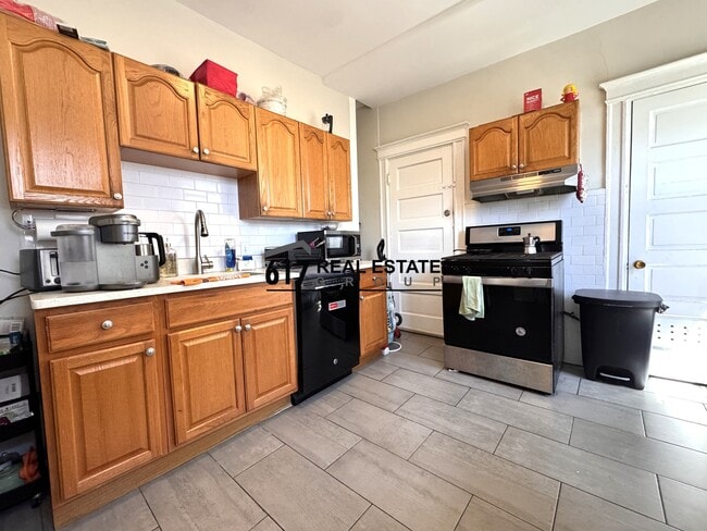 11 Royal St, Unit 3 in Boston, MA - Foto de edificio - Building Photo