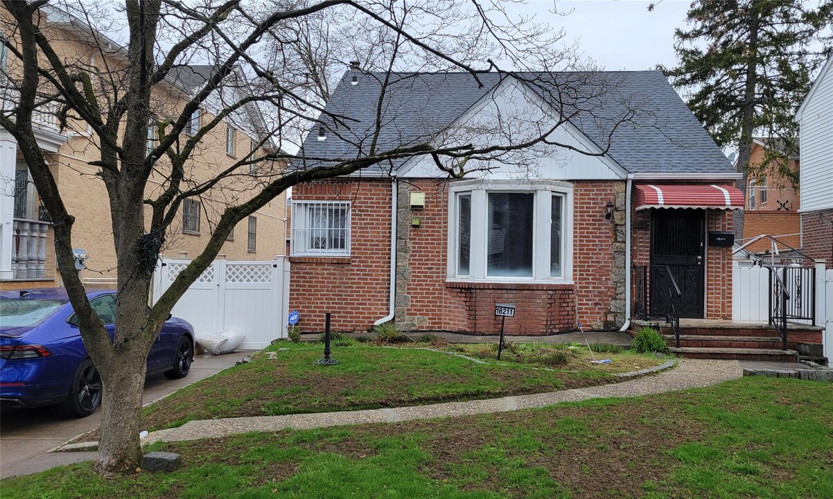 182-11-182-64 64th Ave in Queens, NY - Foto de edificio