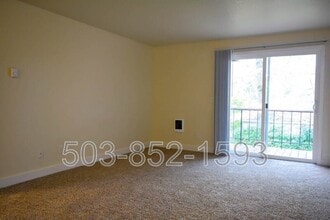 20125 SW Tualatin Valley Hwy in Aloha, OR - Building Photo - Building Photo