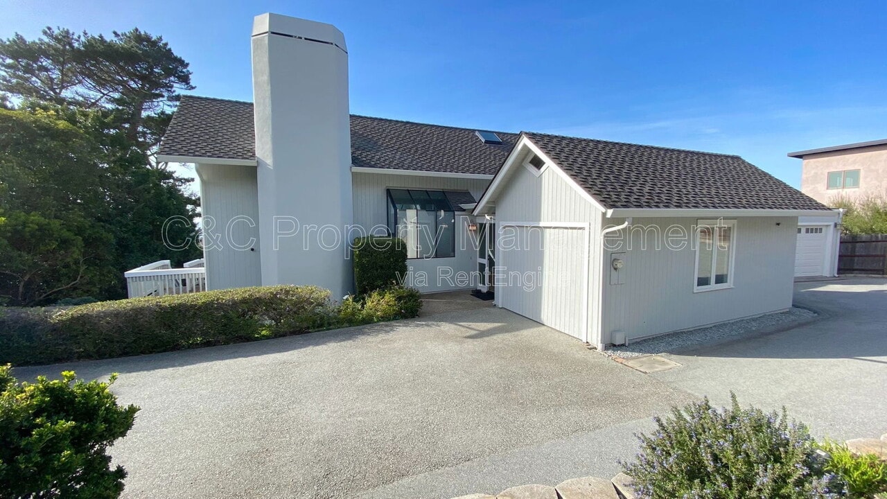 153 Carmel Riviera Dr in Carmel, CA - Building Photo