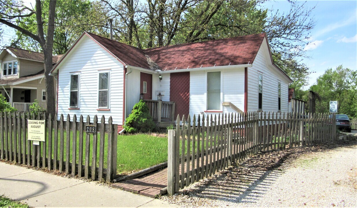 208 W Maple St, Unit #1 in Champaign, IL - Foto de edificio