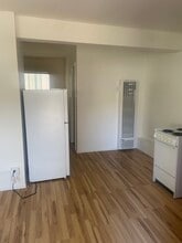 2703 Nelson Ave, Unit Quiet Studio in Redondo in Redondo Beach, CA - Foto de edificio - Building Photo