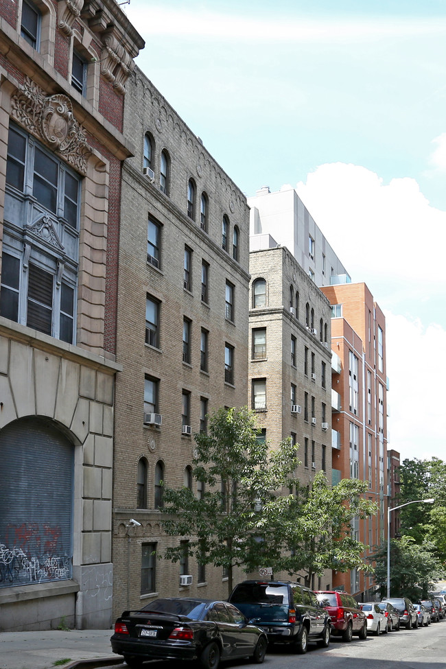 610 West 143rd Street in New York, NY - Foto de edificio - Building Photo