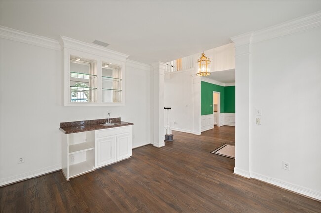 property at 4006 Chatham Ln