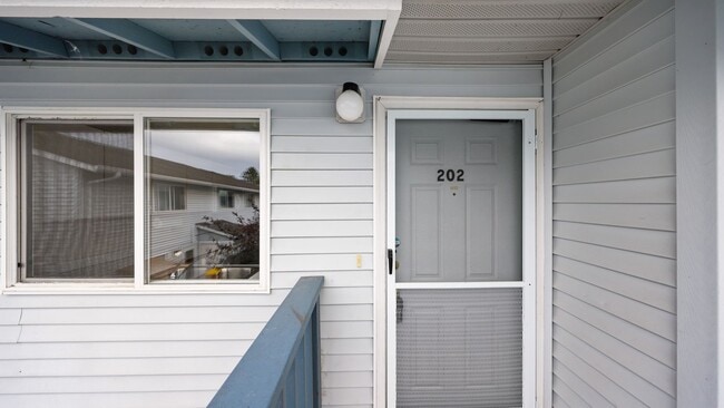 730 SE 8th Ave in Oak Harbor, WA - Building Photo - Building Photo