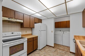 516 Marshall Ct, Unit 104 in West Bend, WI - Building Photo - Building Photo