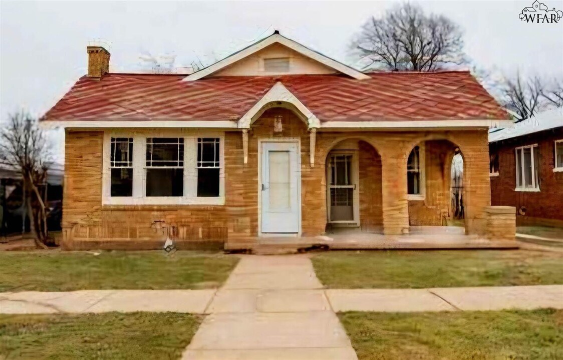205 W Glisson Ave in Electra, TX - Building Photo