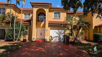 202 W Forest Oak Cir in Davie, FL - Building Photo