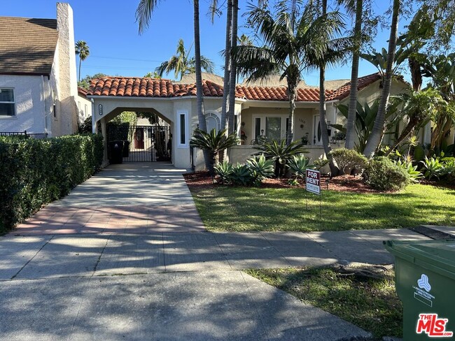 1350 S Curson Ave in Los Angeles, CA - Building Photo - Building Photo