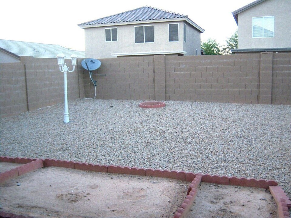 1056 E Lakeview Dr in San Tan Valley, AZ - Building Photo