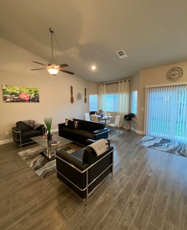 9018 Sycamore Villas Way in Shafter, CA - Building Photo - Building Photo