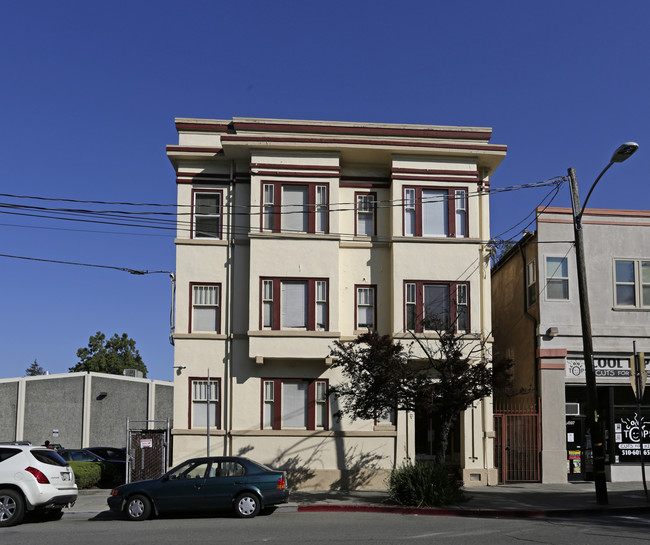 5687 Miles Ave in Oakland, CA - Foto de edificio - Building Photo